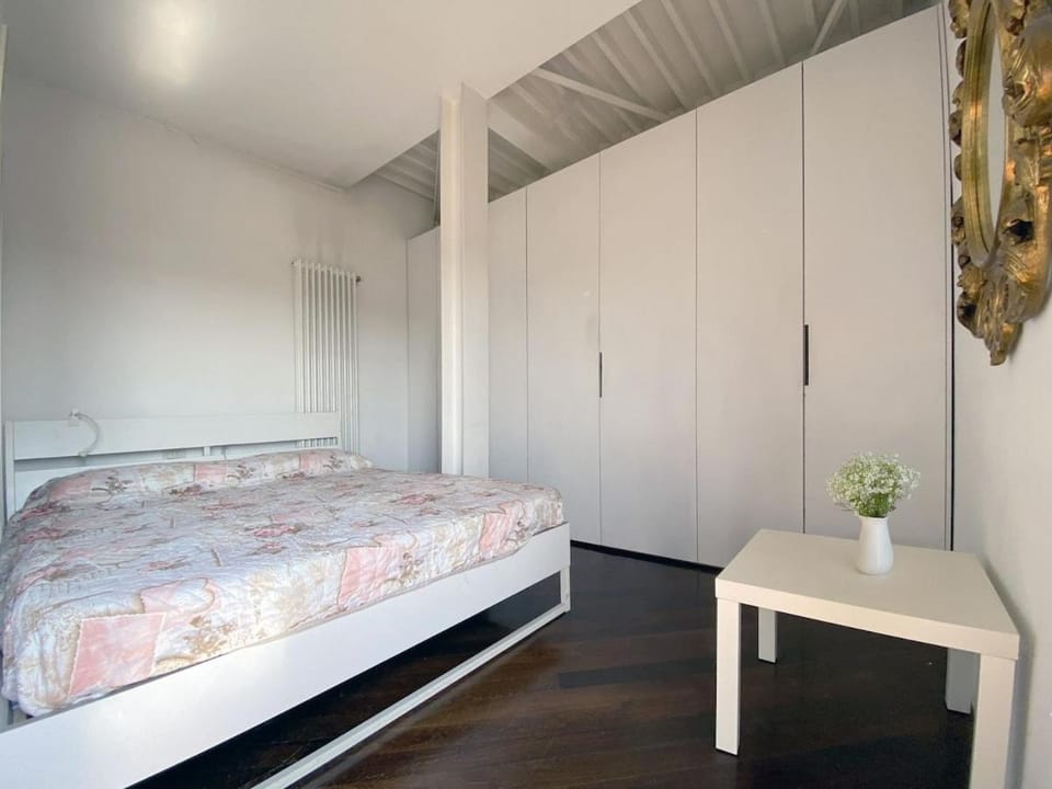 Bright studio apartment with balcony near the Central Station Apartment in Milan