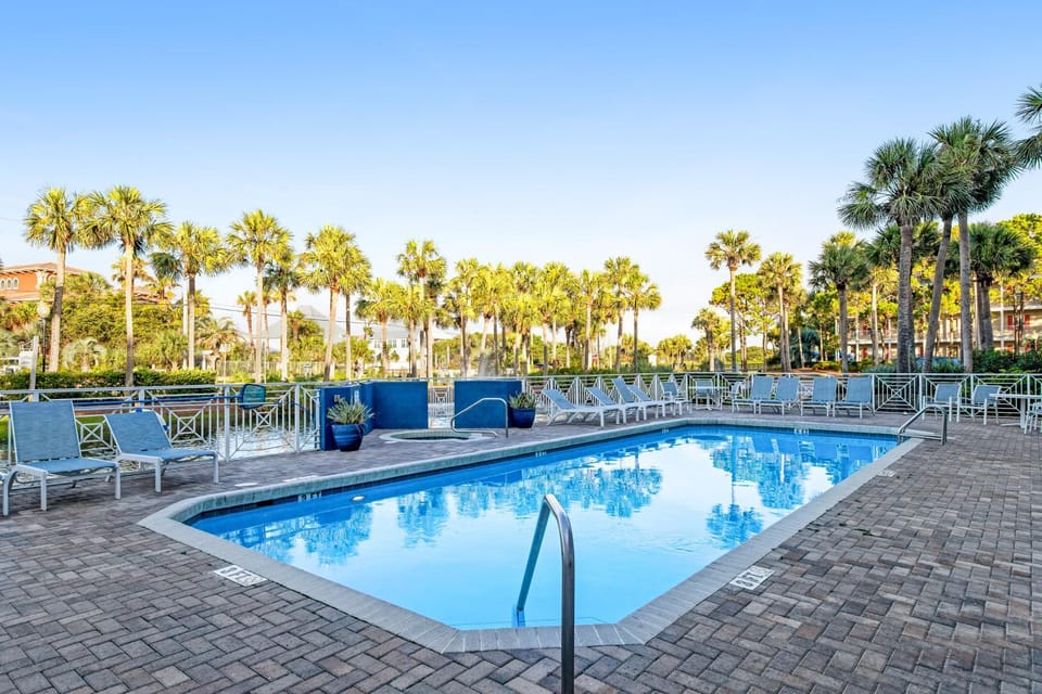 Luxury Family-Friendly Condo with Three Shared Pools Hot Tubs WiFi AC and W&D House in South Walton County