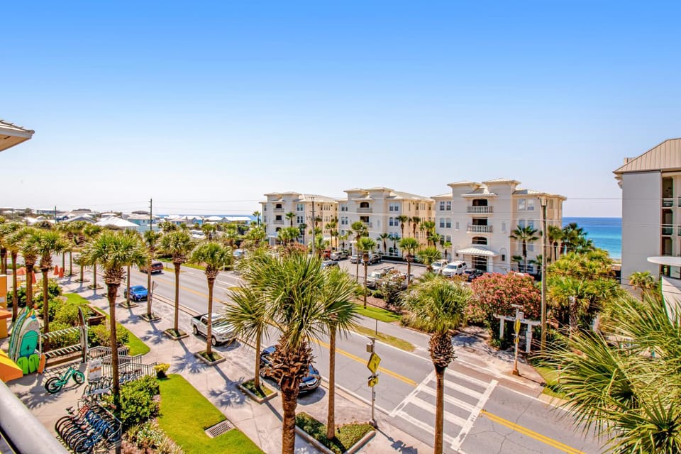 Spacious condo with large living area private balcony & shared pool Apartment in South Walton County