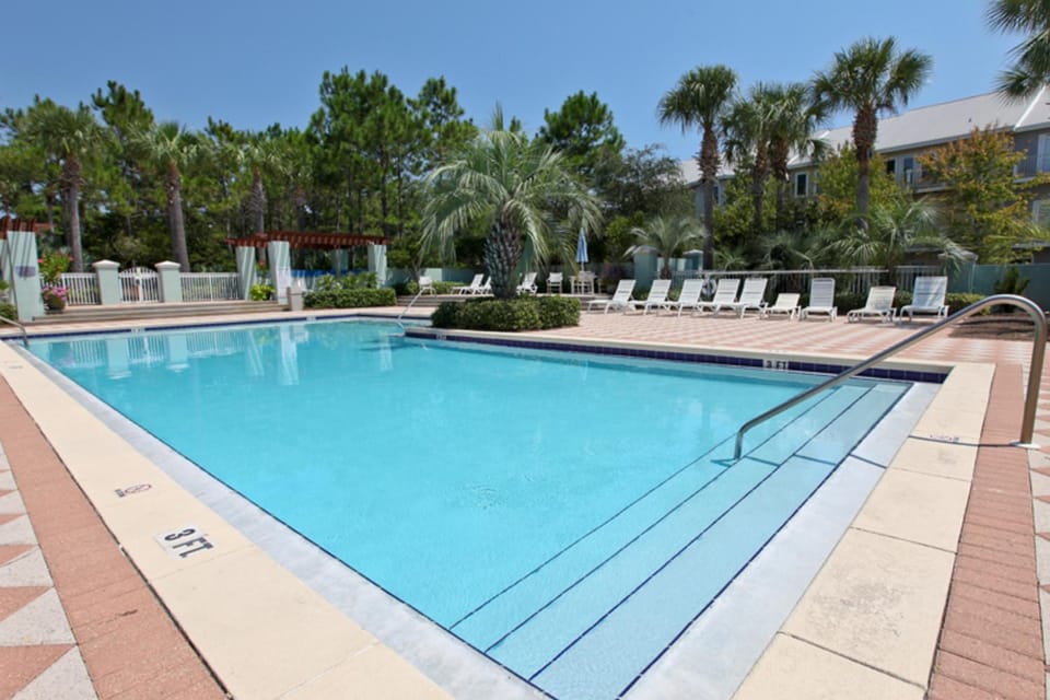 Spacious condo with large living area private balcony & shared pool Apartment in South Walton County