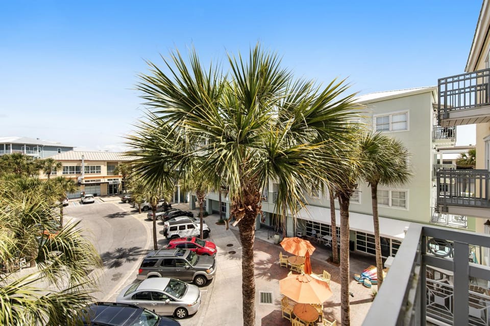 Cute condo just steps to the Gulf with community pools & hot tub House in South Walton County