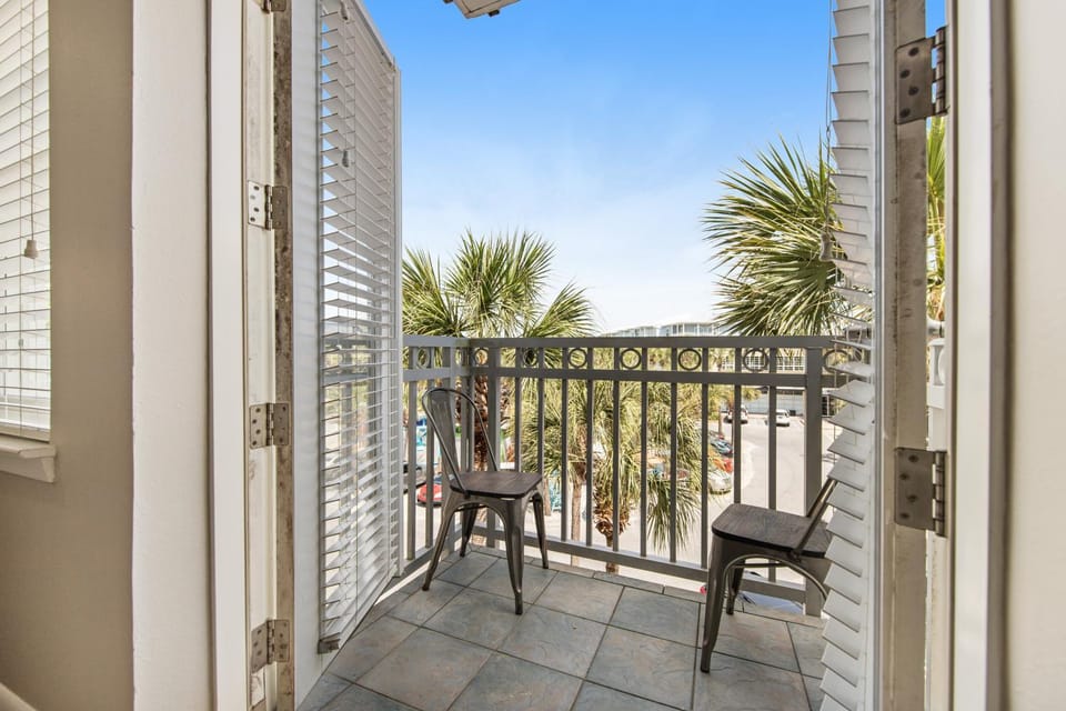 Cute condo just steps to the Gulf with community pools & hot tub House in South Walton County