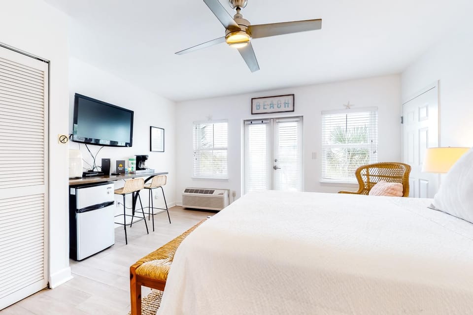 Adorable studio for two just steps from the beach - shared pool & tennis courts Apartment in South Walton County