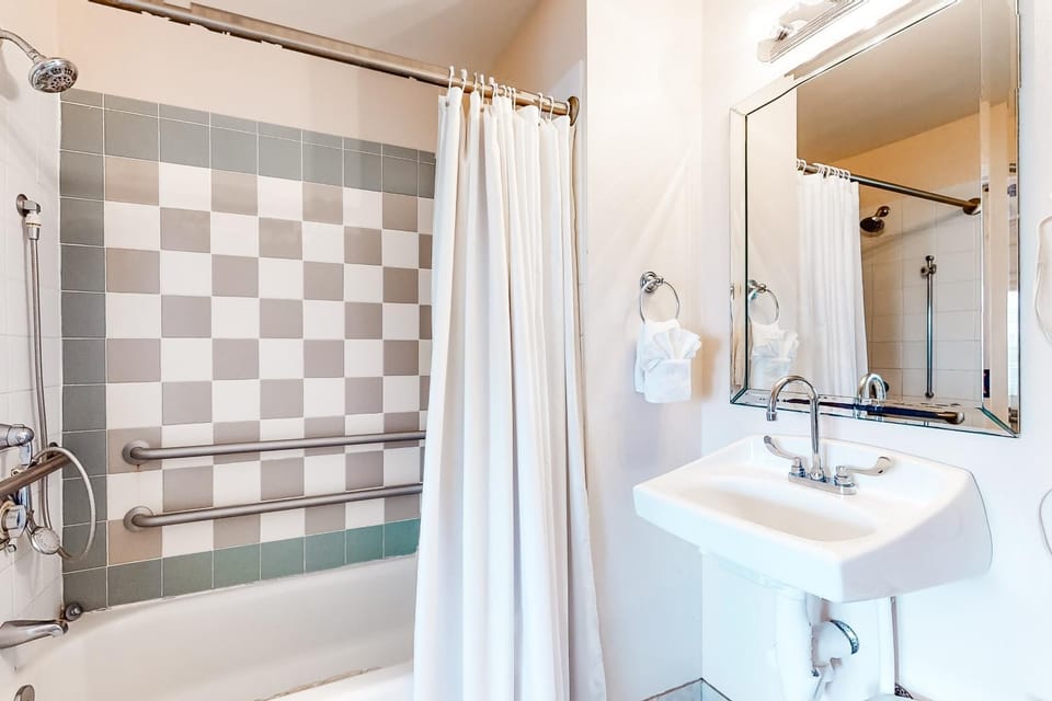 Adorable studio for two just steps from the beach - shared pool & tennis courts Apartment in South Walton County