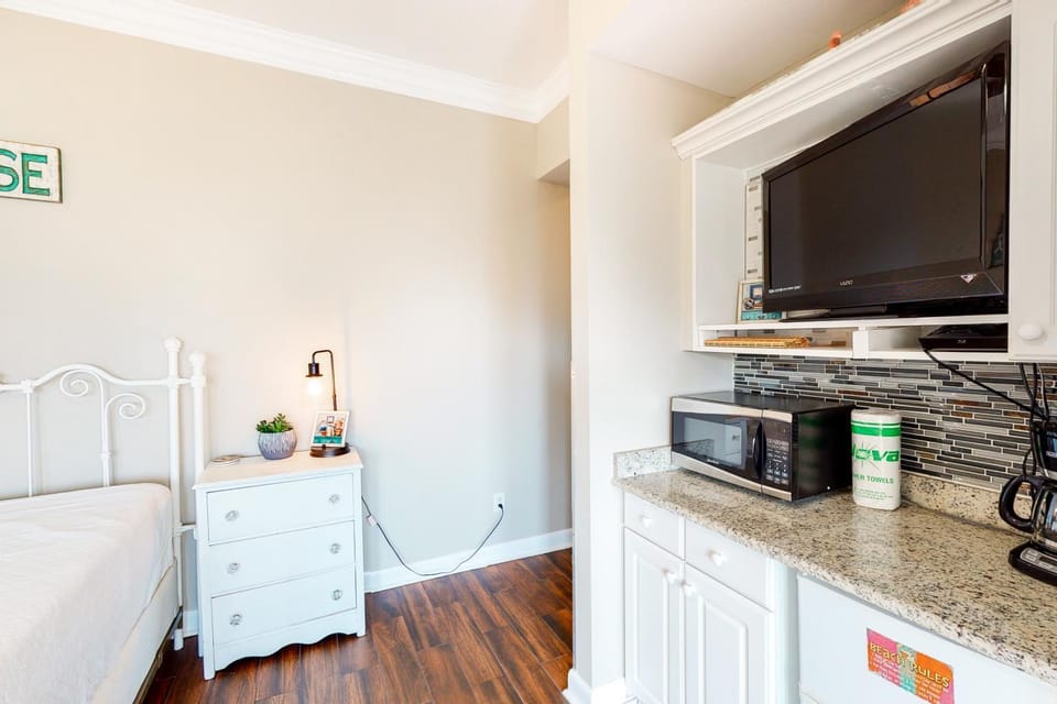 Beachy condo with free WiFi & shared pool hot tub - short walk to the beach Apartment in South Walton County