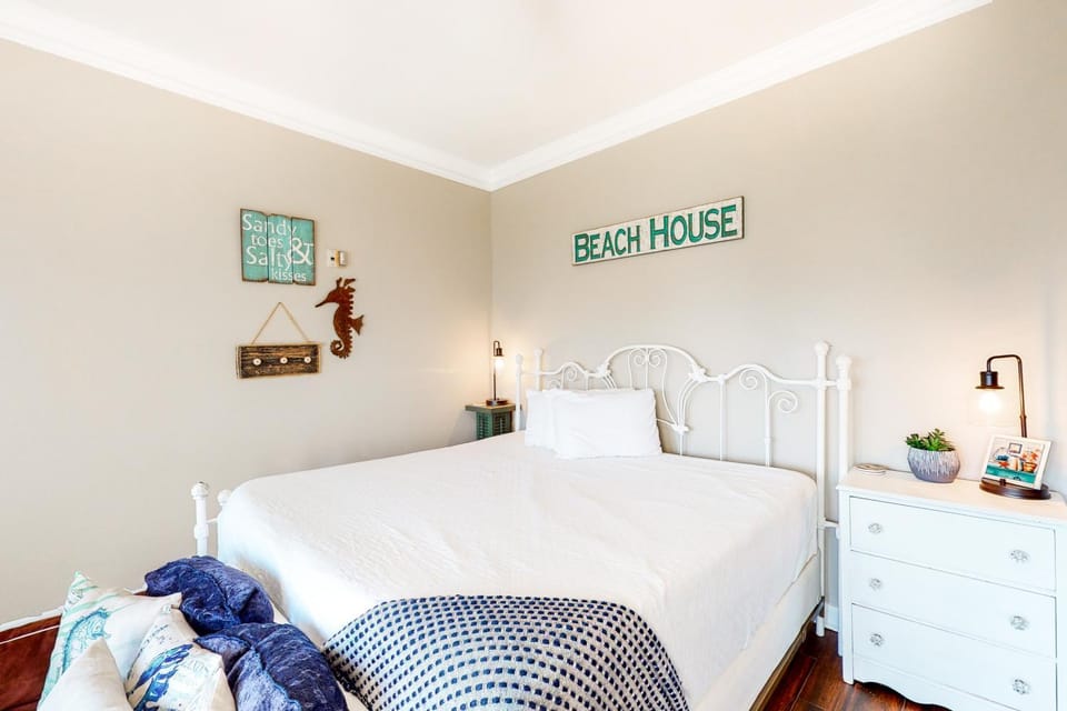 Beachy condo with free WiFi & shared pool hot tub - short walk to the beach Apartment in South Walton County