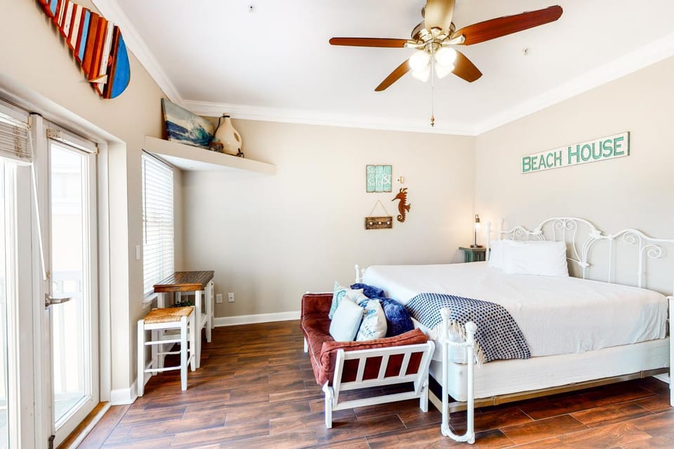 Beachy condo with free WiFi & shared pool hot tub - short walk to the beach Apartment in South Walton County
