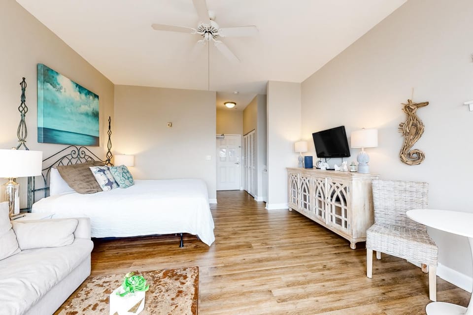 Cozy Hotel-Style- near beach & dining with kitchenette pools hot tub & tennis Apartment in South Walton County
