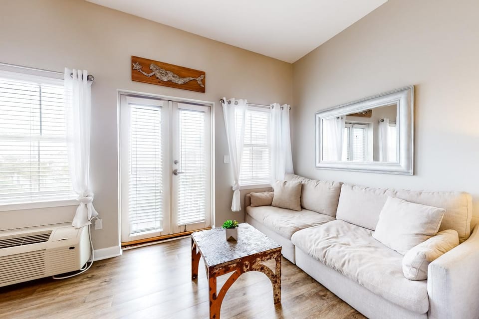 Cozy Hotel-Style- near beach & dining with kitchenette pools hot tub & tennis Apartment in South Walton County