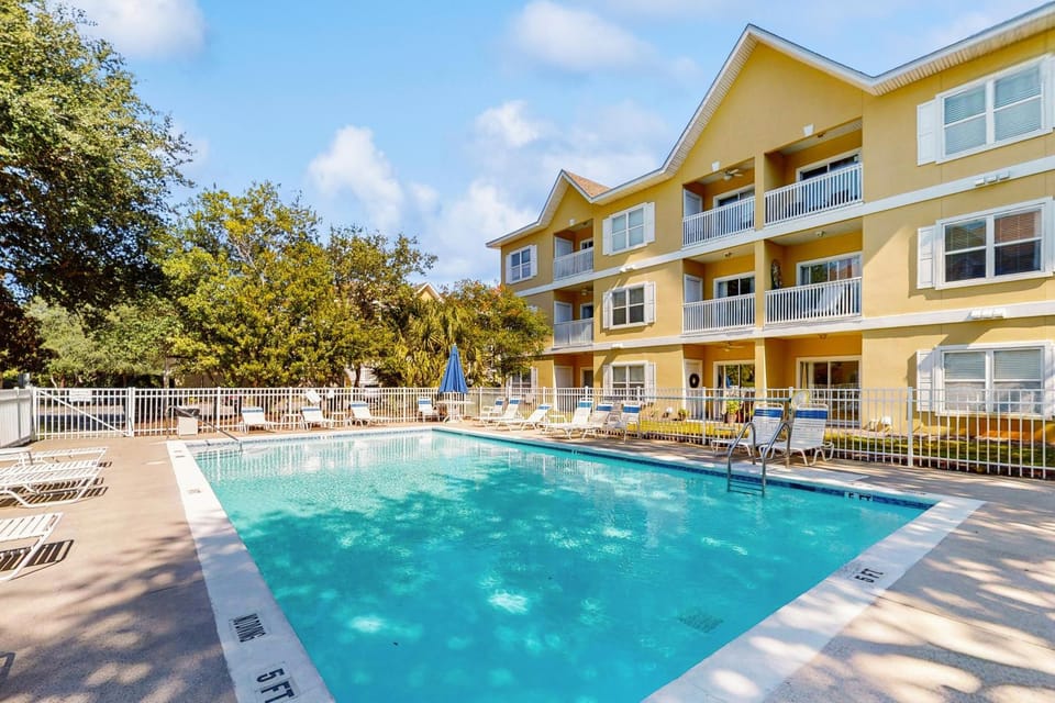 Pool-view condo with private balcony AC & washer&dryer House in South Walton County