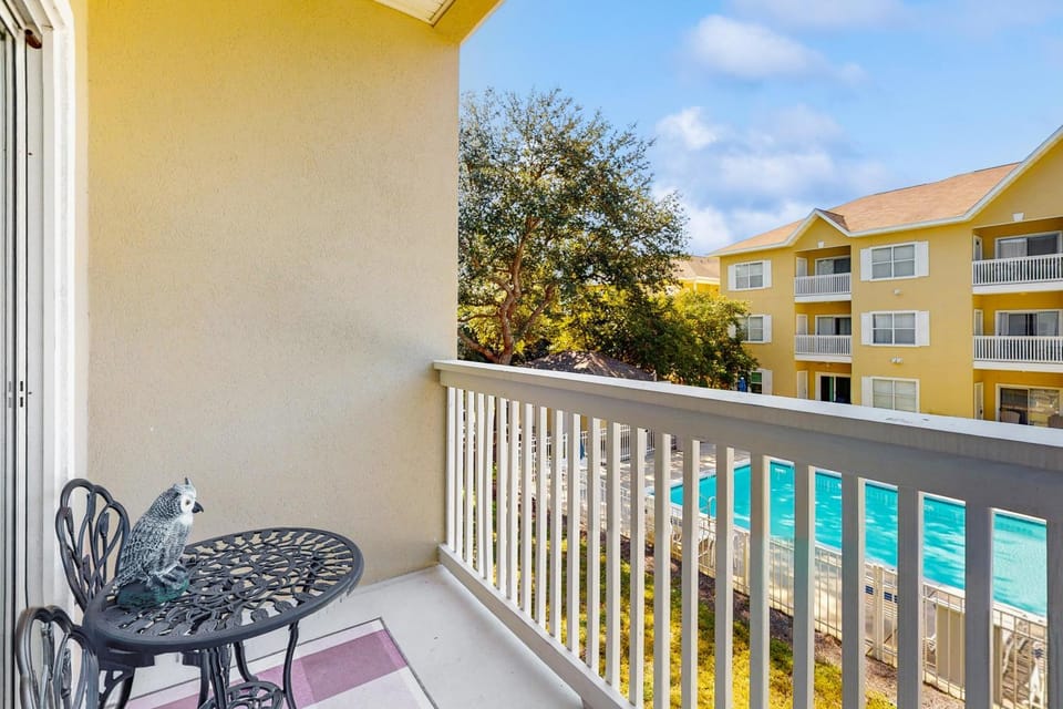 Pool-view condo with private balcony AC & washer&dryer House in South Walton County