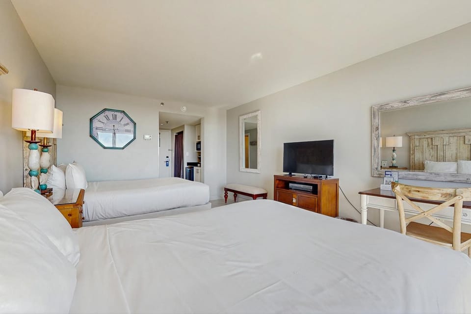 Bayside Studio with nearby outlet shopping Golf course and Community pool Apartment in Miramar Beach