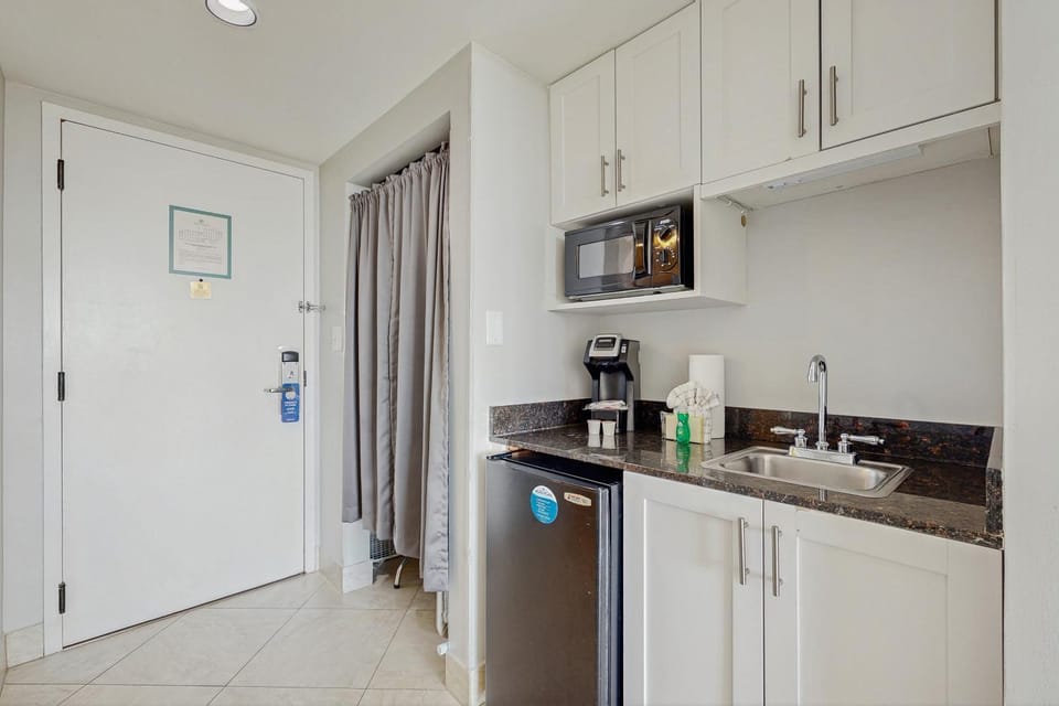 Bayside Studio with nearby outlet shopping Golf course and Community pool Apartment in Miramar Beach