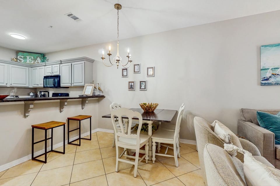 Comfortable coastal house with roomy accommodations and easy shoreline access House in South Walton County