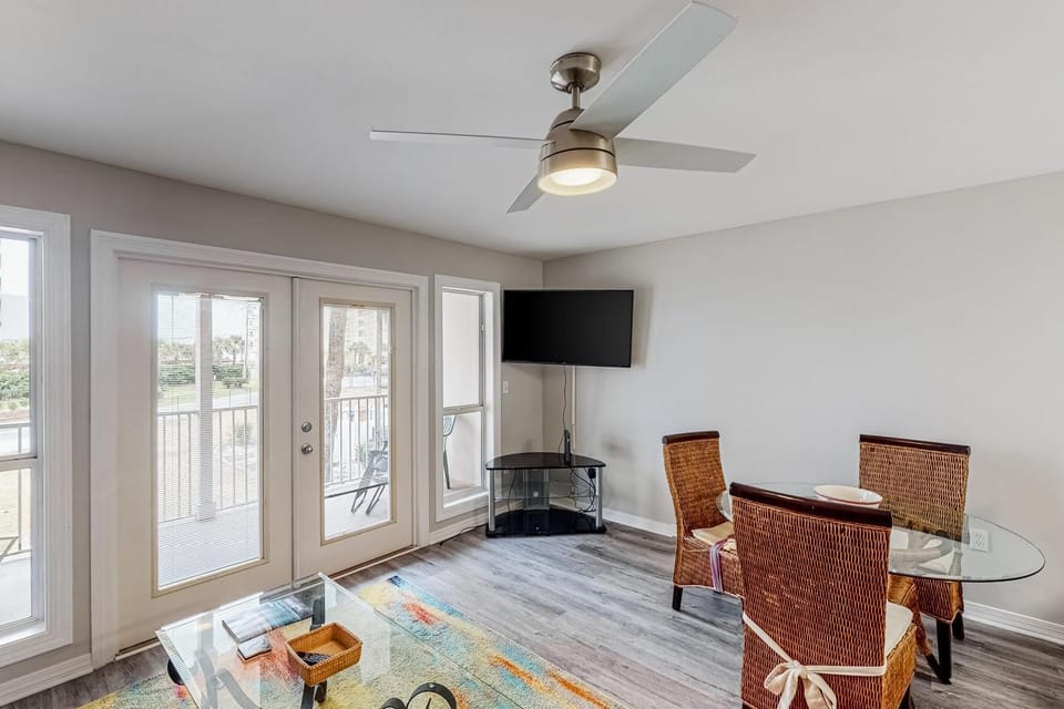 Updated condo with balcony central AC pools hot tub grills & beach access House in Perdido Key