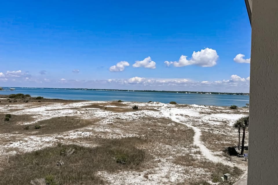 Gorgeous coastal home with shared pool & easy beach access House in Pensacola Beach