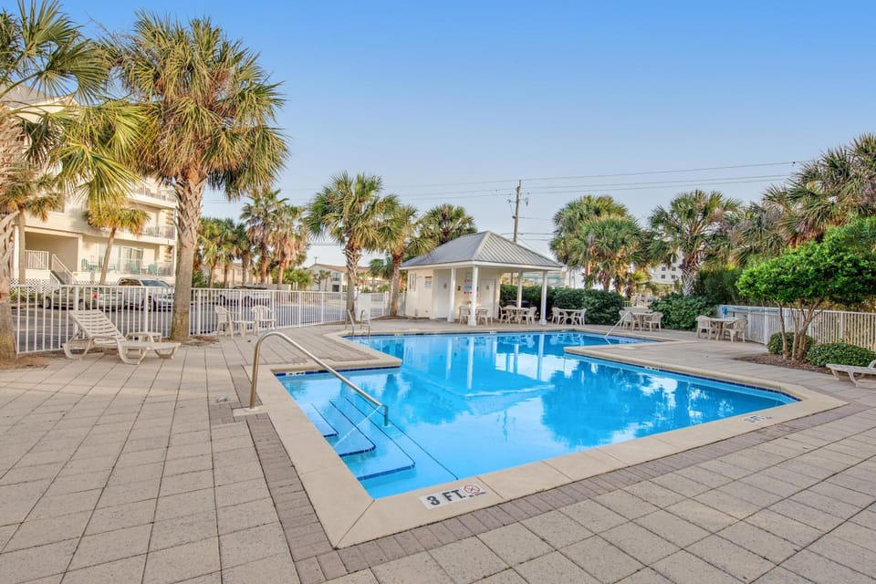 Gorgeous coastal home with shared pool & easy beach access House in Pensacola Beach