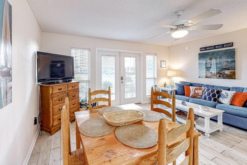 Snowbird-friendly condo near the ocean with patio outdoor pool & hot tub House in Perdido Key