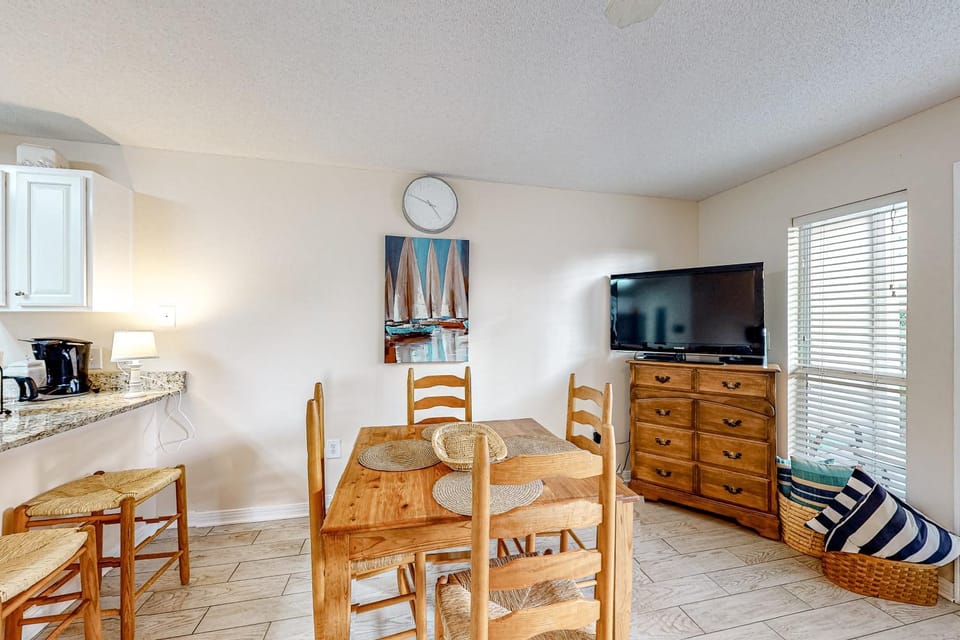 Snowbird-friendly condo near the ocean with patio outdoor pool & hot tub House in Perdido Key