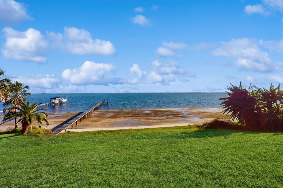 Waterfront pet friendly home with Grill Wifi and gorgeous water views House in Seaglade