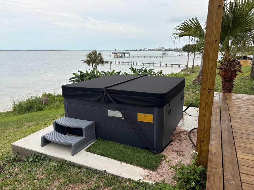 Waterfront pet friendly home with Grill Wifi and gorgeous water views House in Seaglade