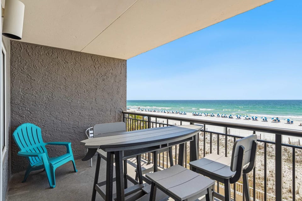 Cozy Gulf-front condo with 2 beach chairs - close to entertainment Apartment in Okaloosa Island