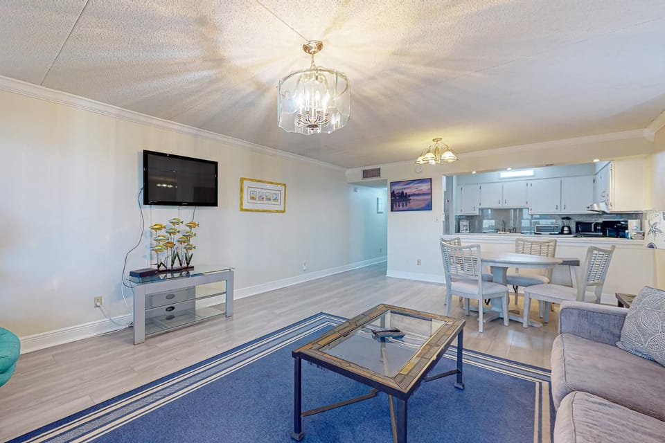 Spacious 3rd-floor beachfront condo with stunning views pool pickleball & AC House in Okaloosa Island