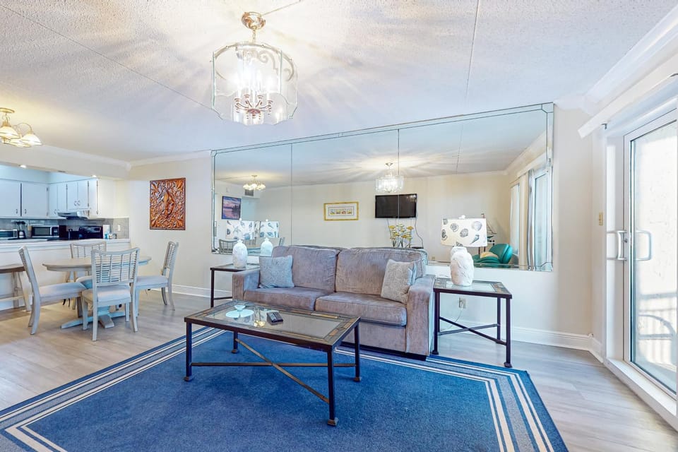Spacious 3rd-floor beachfront condo with stunning views pool pickleball & AC House in Okaloosa Island