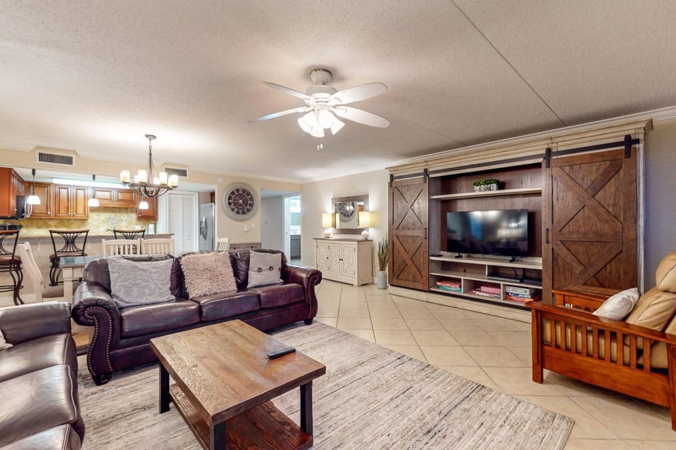 Third-floor bright Gulf front condo with dreamy views - close to everything House in Okaloosa Island