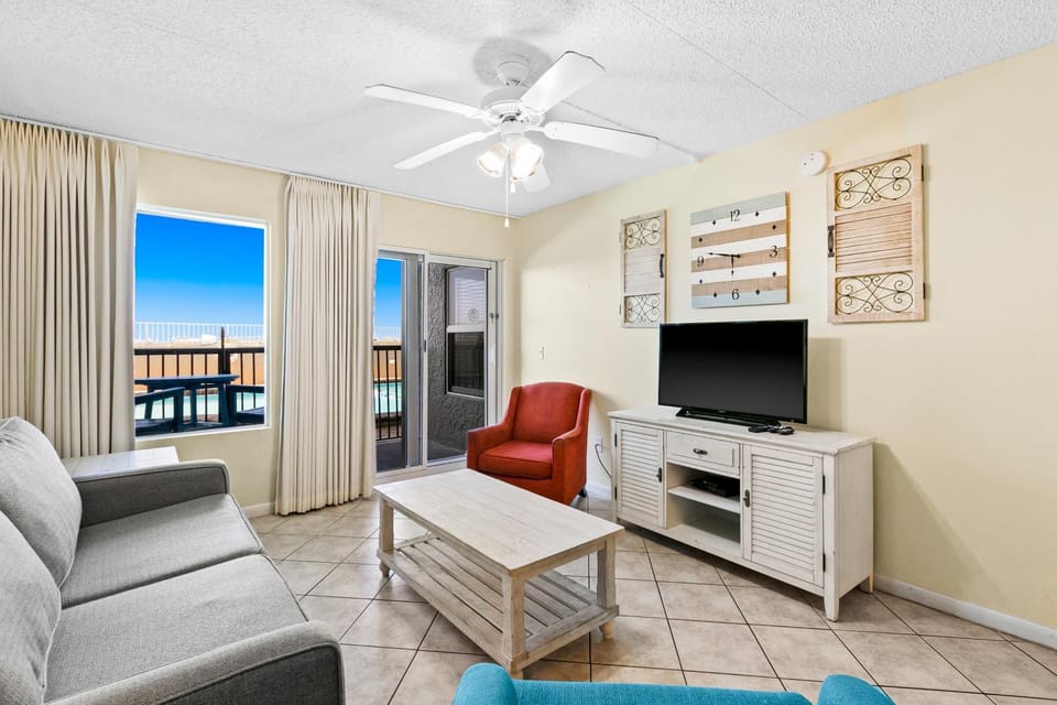 Updated bright condo steps to the Gulf with outdoor pool & tennis House in Okaloosa Island