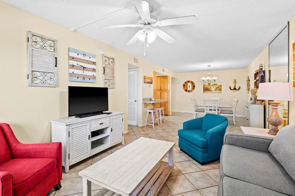 Updated bright condo steps to the Gulf with outdoor pool & tennis House in Okaloosa Island