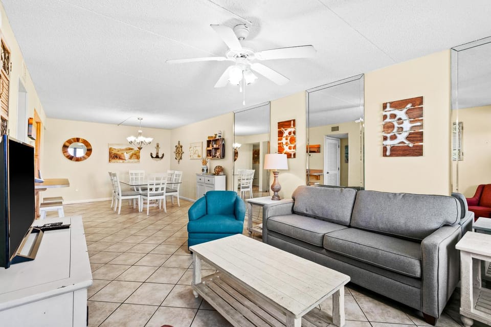 Updated bright condo steps to the Gulf with outdoor pool & tennis House in Okaloosa Island