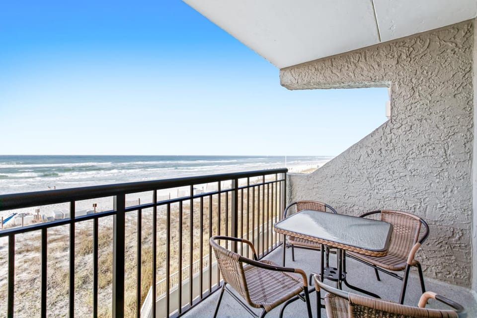 Bright third-floor Gulf-front condo with views - close to entertainment Apartment in Okaloosa Island