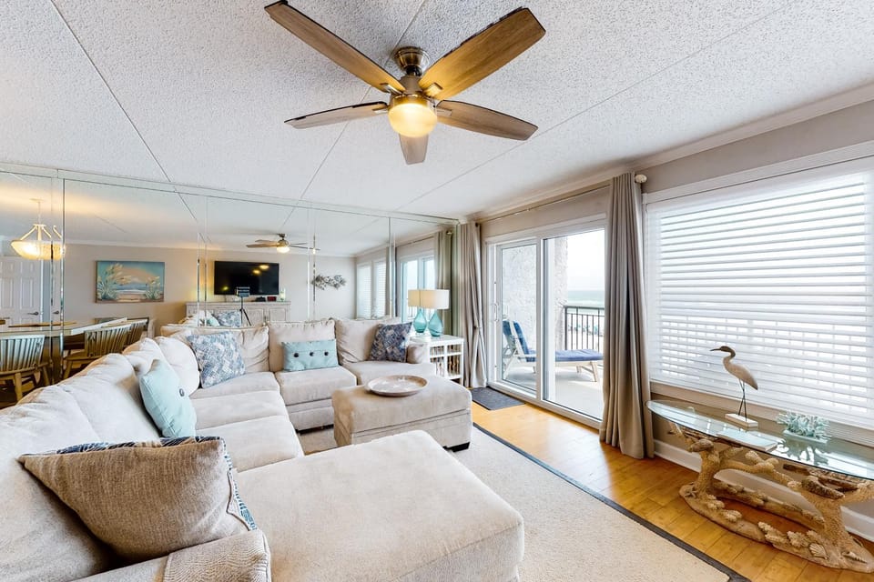 Open & airy third-floor condo with great ocean views - close to dining House in Okaloosa Island