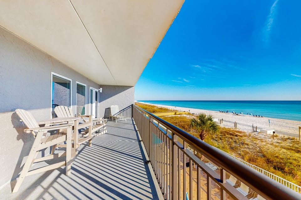 Open & airy third-floor condo with great ocean views - close to dining House in Okaloosa Island