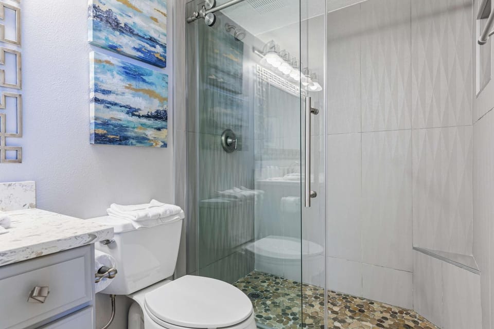 Bright beachfront condo with beach service included - quick walk to dining House in Okaloosa Island