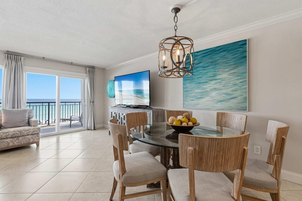 Bright beachfront condo with beach service included - quick walk to dining House in Okaloosa Island