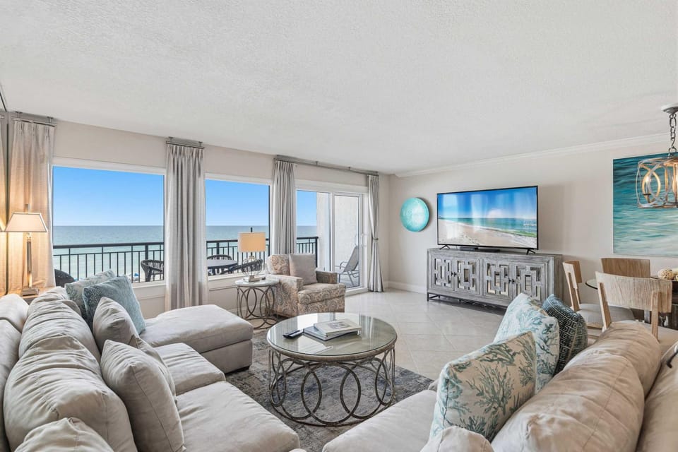 Bright beachfront condo with beach service included - quick walk to dining House in Okaloosa Island