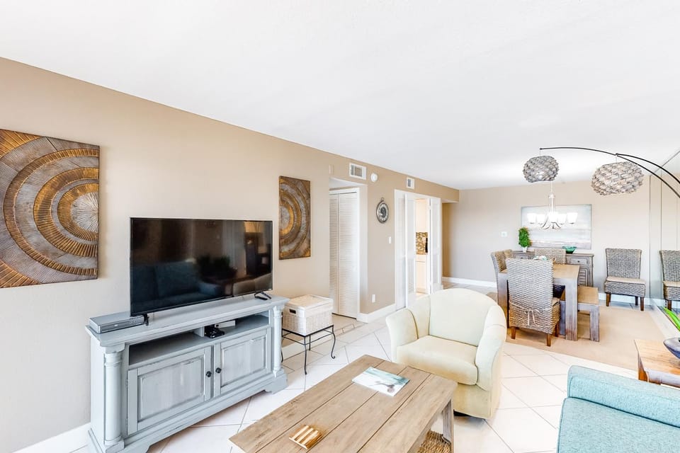 Updated beachfront condo with beach setup - quick drive to entertainment House in Okaloosa Island