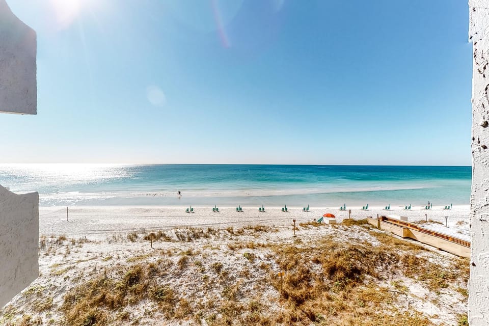 Updated beachfront condo with beach setup - quick drive to entertainment House in Okaloosa Island