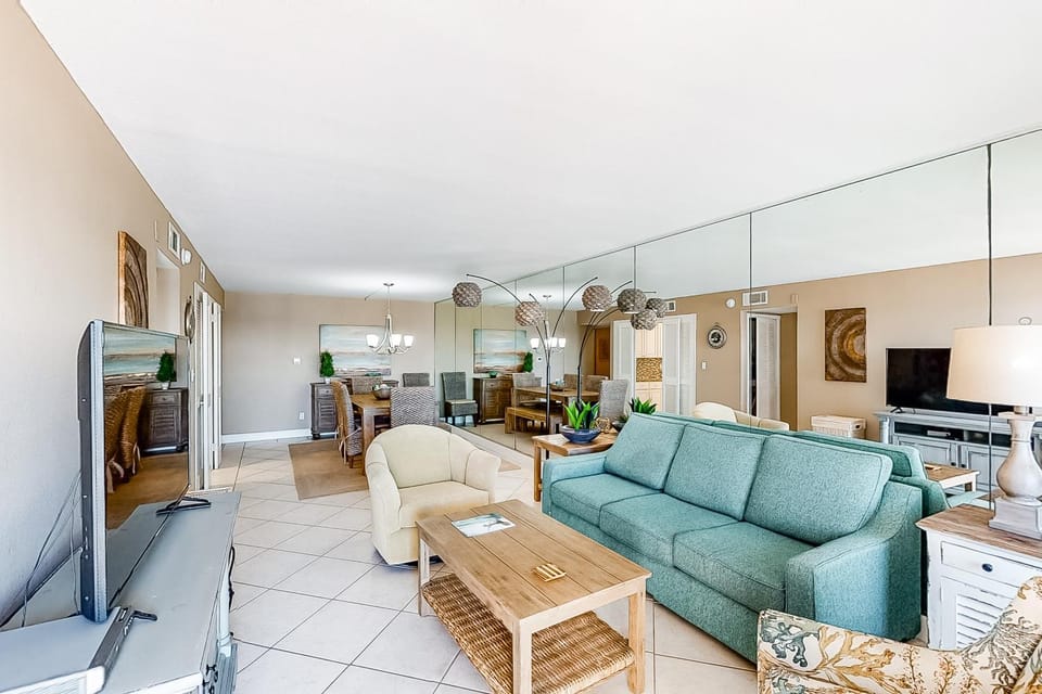 Updated beachfront condo with beach setup - quick drive to entertainment House in Okaloosa Island