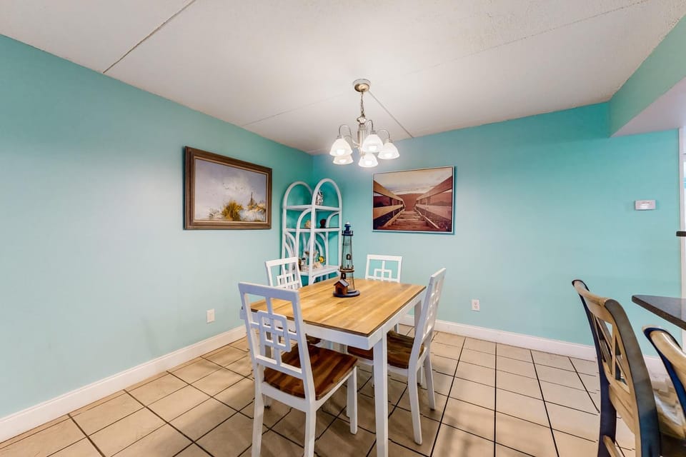 Cozy Gulf-front condo with 2 beach chairs - short distance to entertainment House in Okaloosa Island