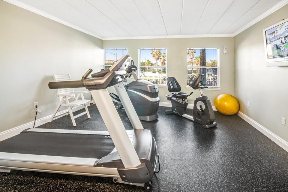 Beachfront condo with pool & tennis courts - quick drive to dining House in Okaloosa Island
