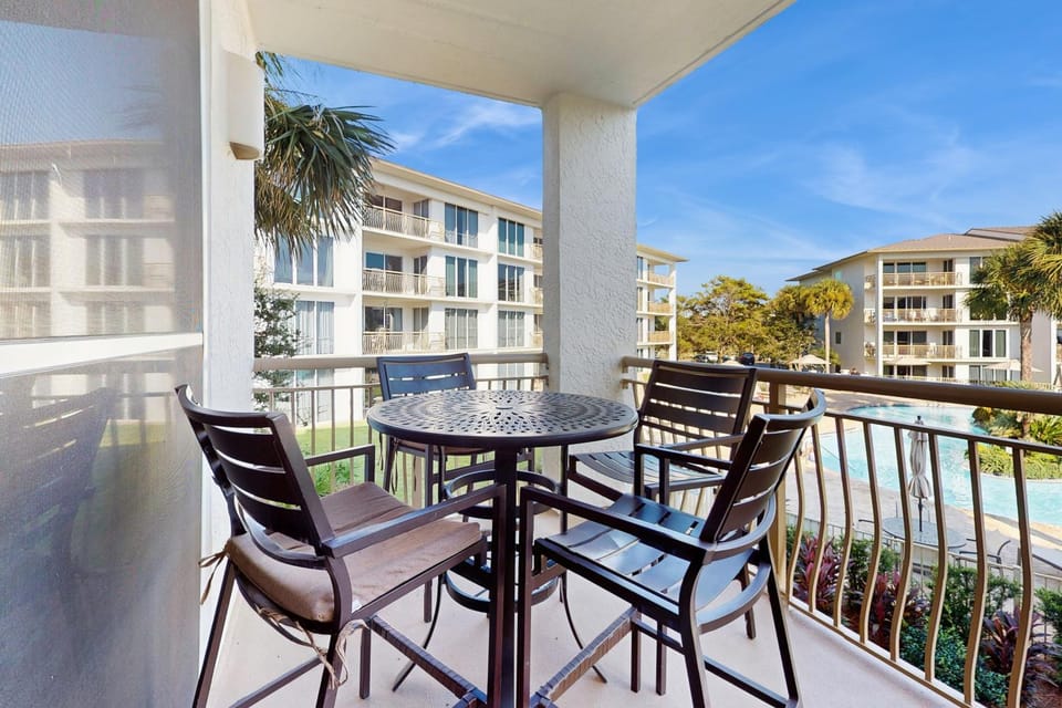 Gorgeous condo with lagoon pool hot tub beach access & pickleball court House in Rosemary Beach