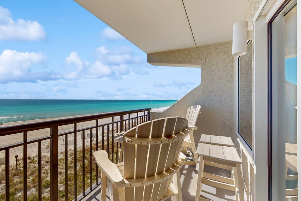 4th-floor bright Gulf-front condo with views - close to entertainment House in Okaloosa Island
