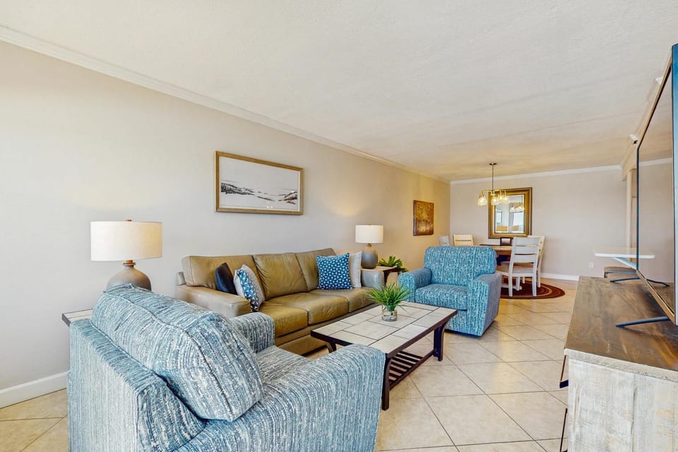 4th-floor bright Gulf-front condo with views - close to entertainment House in Okaloosa Island