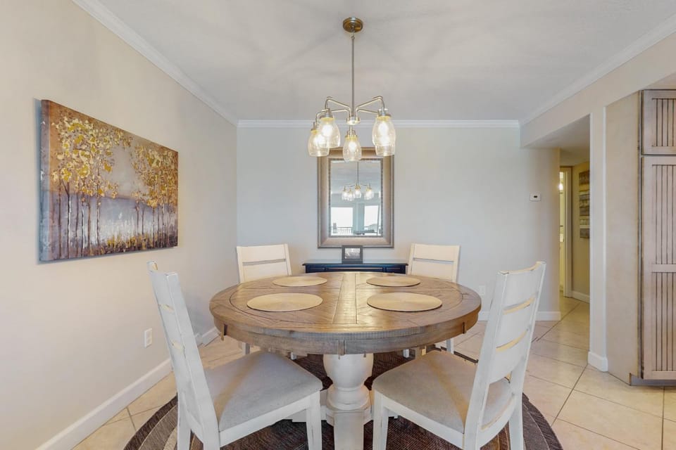 4th-floor bright Gulf-front condo with views - close to entertainment House in Okaloosa Island