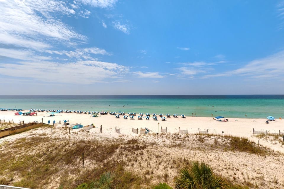 Cozy Gulf-front condo with beach service pool tennis & fitness room House in Okaloosa Island