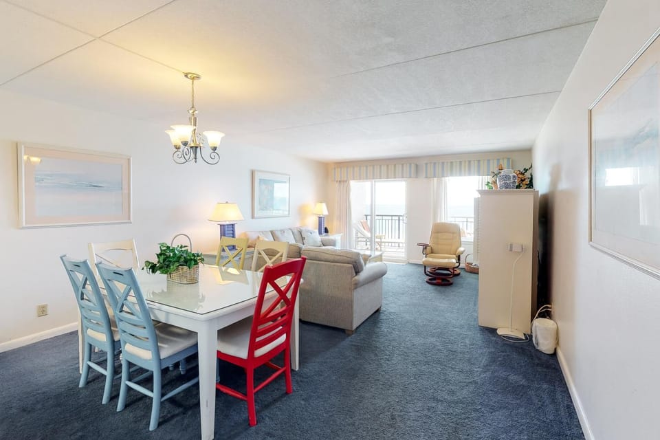 Updated bright condo with beach setup - minutes from entertainment House in Okaloosa Island