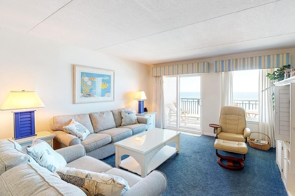 Updated bright condo with beach setup - minutes from entertainment House in Okaloosa Island